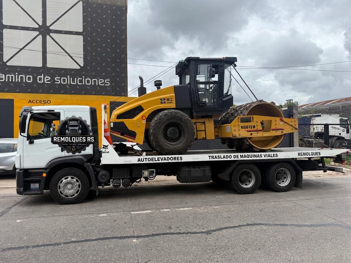 Camión de Remolques RS trasladando un rodillo compactador vial sobre su plataforma
